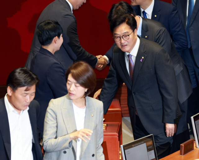 5일 오후 서울 국회에서 열린 제22대 국회 첫 본회의에서 우원식 민주당 의원이 국회의장 선거 투표를 하고 있다. 연합뉴스